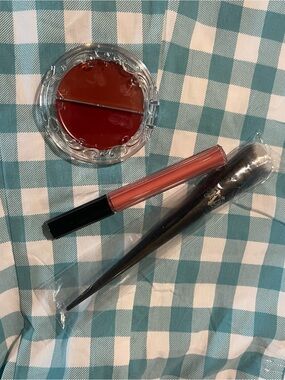 Kat Von D makeup and brush. Only swatched. Never used !! Big savings 💖🙌